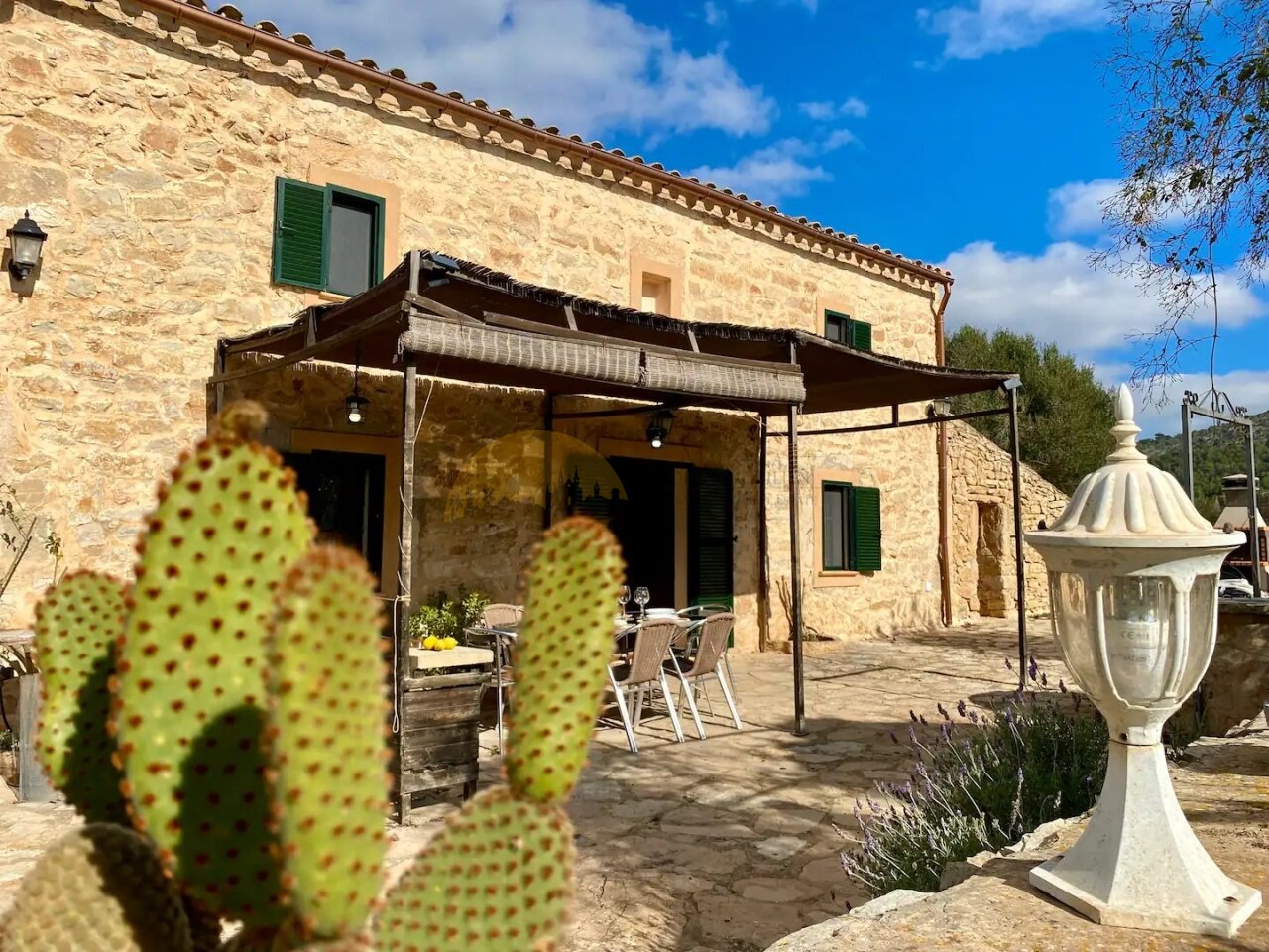 Überdachte Terrasse mit Pergola – Schattenspender für entspannte Außentage