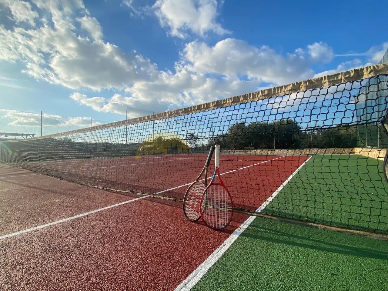 Tennisanlage mit mehreren Spielfeldern – Professionelle Sportinfrastruktur mit hochwertiger Netzausstattung und Flutlicht