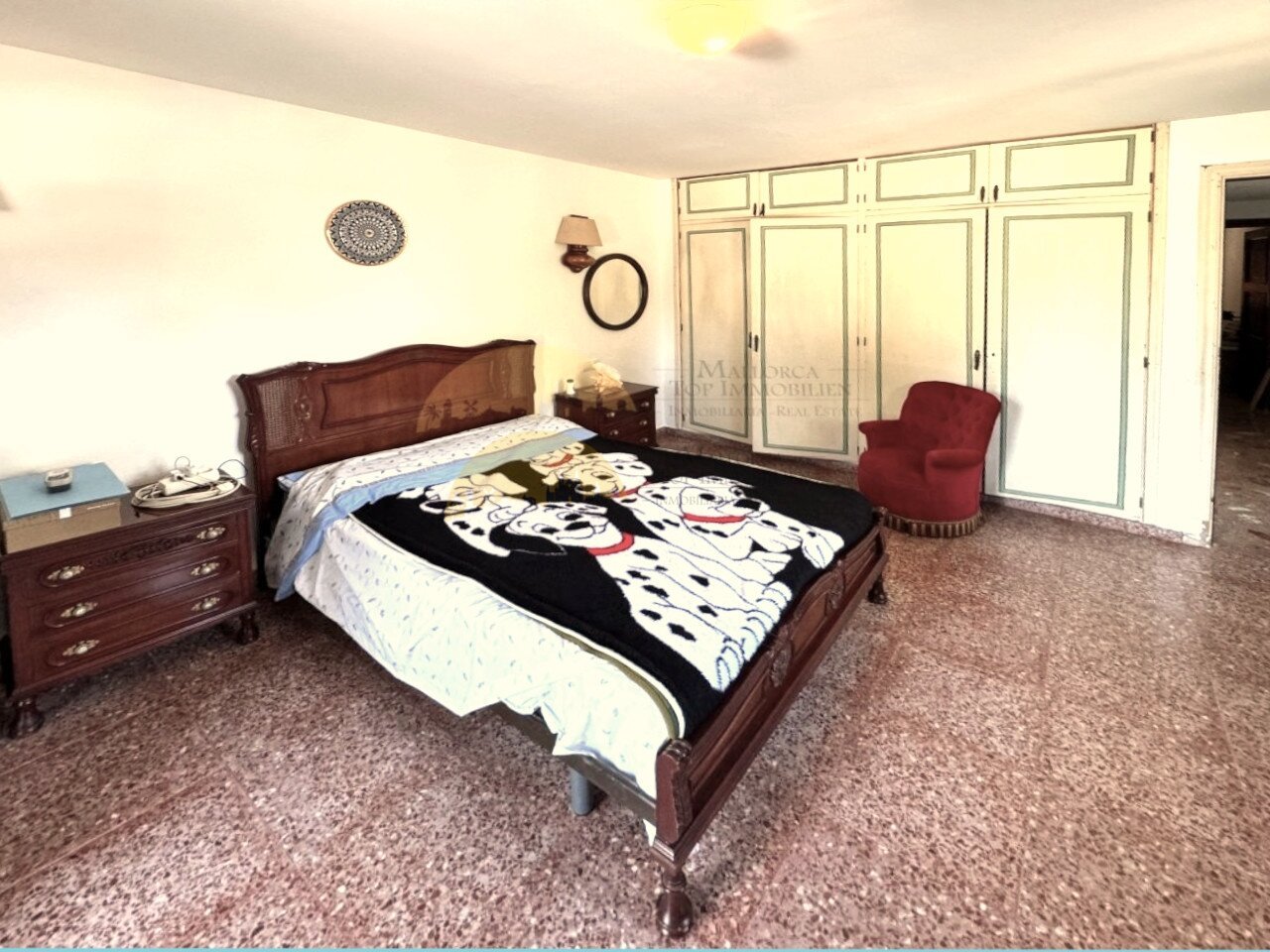 Geräumiges Hauptschlafzimmer mit umfangreicher Schrankwandanlage und vielfältigen Stauraumlösungen Geräumiges Hauptschlafzimmer mit umfangreicher Schrankwandanlage und vielfältigen Stauraumlösungen