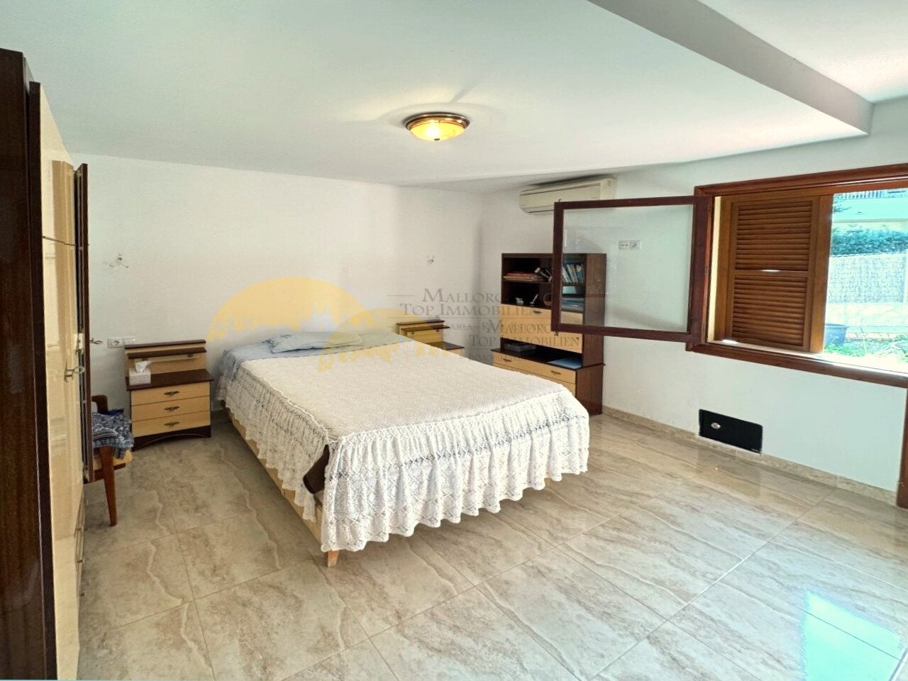Hauptschlafzimmer mit Ankleidebereich und Klimaanlage Hauptschlafzimmer mit Ankleidebereich und Klimaanlage