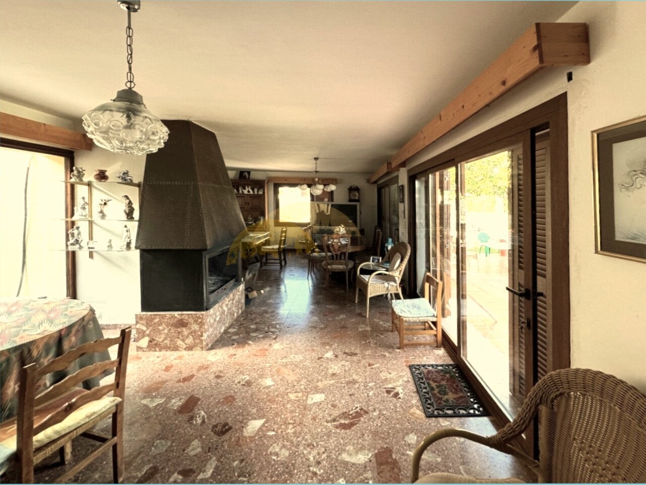 Offener Wohnbereich mit Kamin und direktem Zugang zur Terrasse Offener Wohnbereich mit Kamin und direktem Zugang zur Terrasse