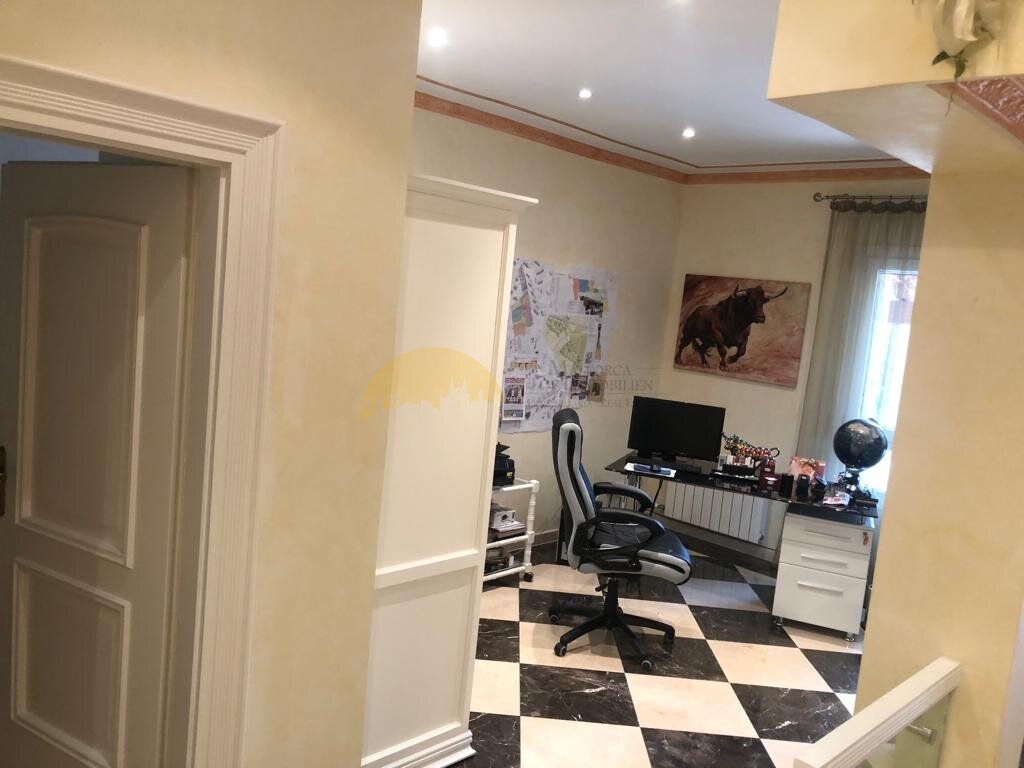 Modernes Arbeitszimmer mit durchdachtem Raumkonzept und optimaler Beleuchtung