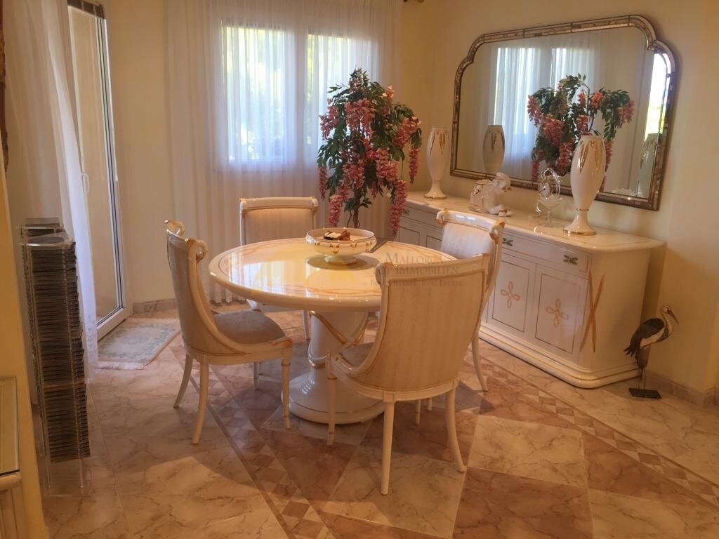 Elegantes Speisezimmer mit edle Marmor-Schachbrettmuster und großflächigen Fensterfront