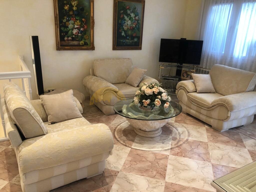 Elegantes Wohnzimmer mit hochwertigem Marmorboden und optimaler Raumnutzung