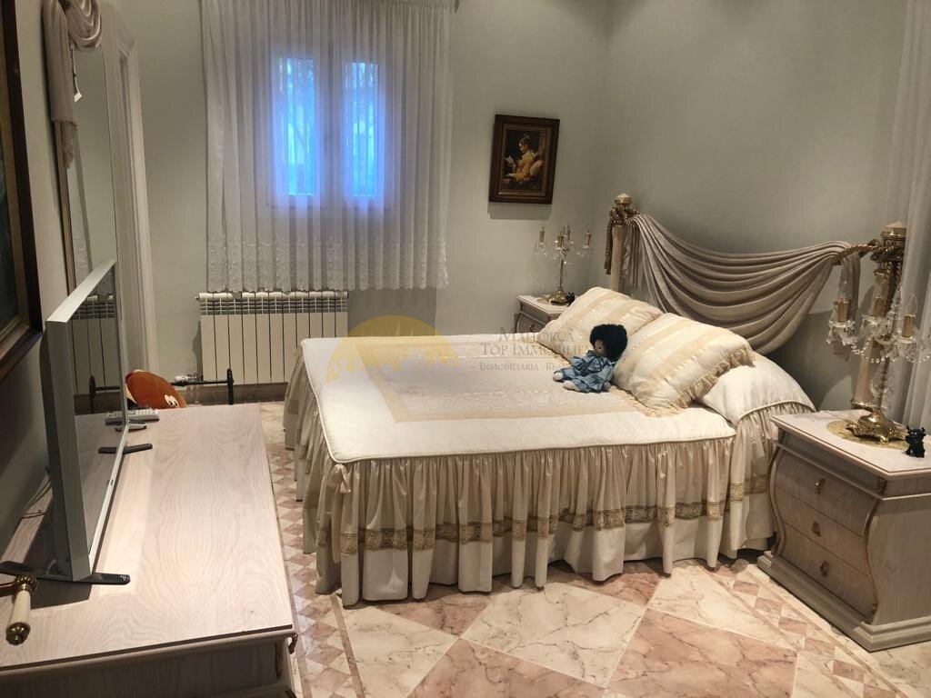 Helles Schlafzimmer mit Fensterfront, Einzelheizung und optimaler Raumaufteilung
