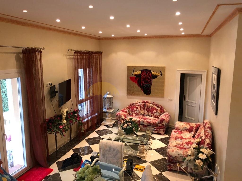 Elegantes Wohnzimmer mit Recessed-Lighting und edlem Marmorboden