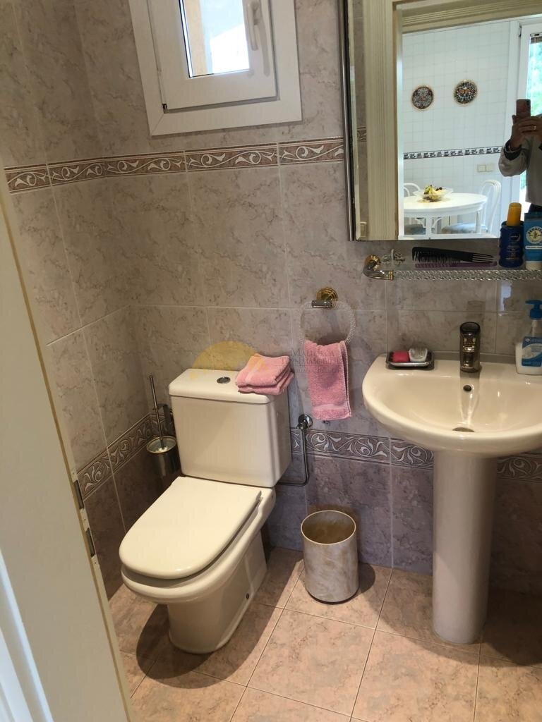 Funktionales Badezimmer mit Keramikboden und praktischer Ausstattung