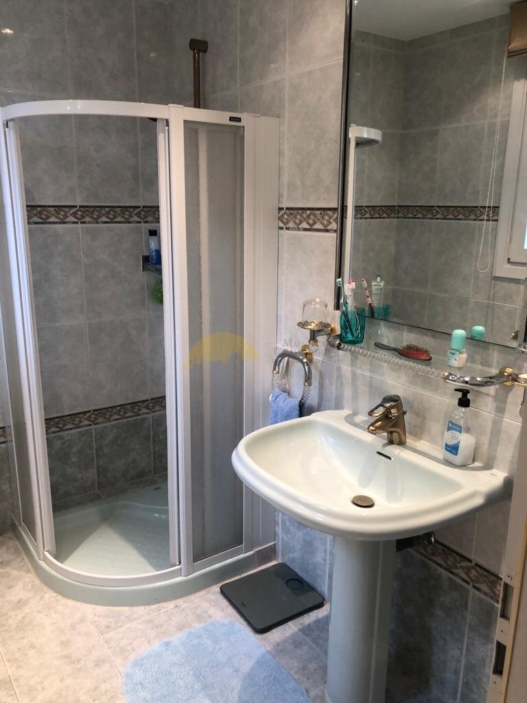 Modernes Badezimmer mit bodengleicher Dusche und hochwertiger Fliesengestaltung