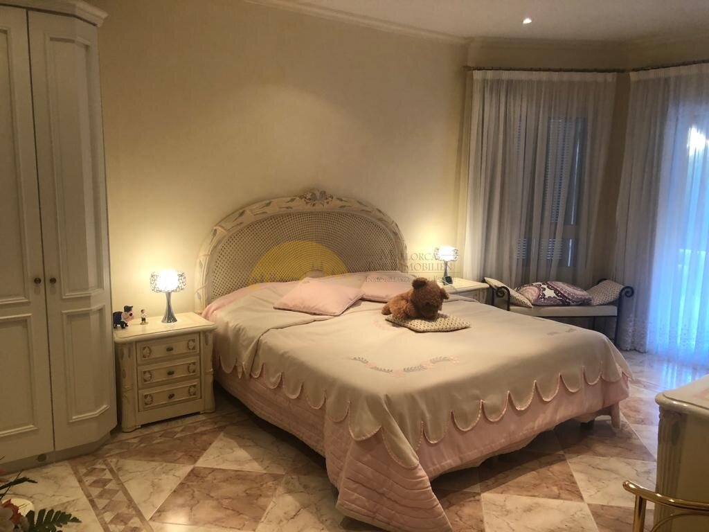 Luxuriöses Hauptschlafzimmer mit Marmorboden, begehbarem Kleiderschrank und französischen Balkontüren