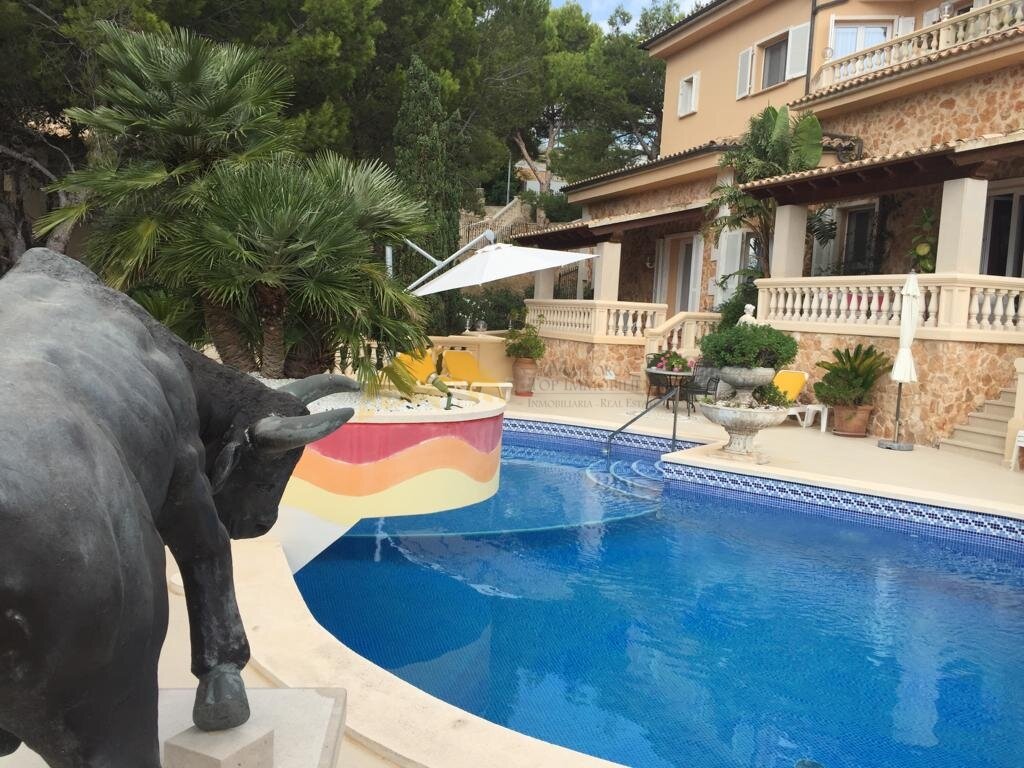 Poolanlage mit professioneller Sonnenschutzanlage und weitläufiger Terrassenfläche