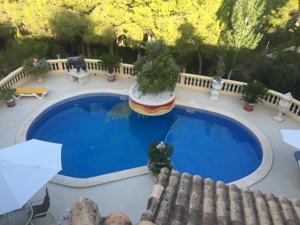 Poolanlage mit umlaufender Terrasse und Natursteinumrandung