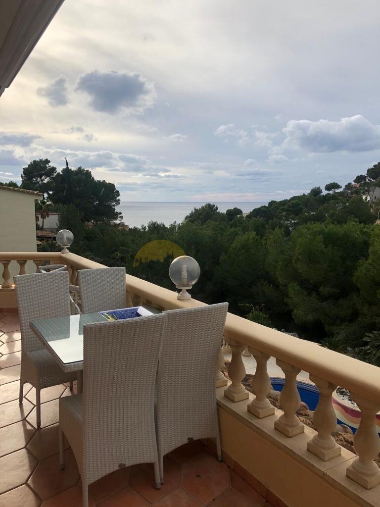 Meerblick-Terrasse mit eleganter Balustrade und unverbaubarem Panorama