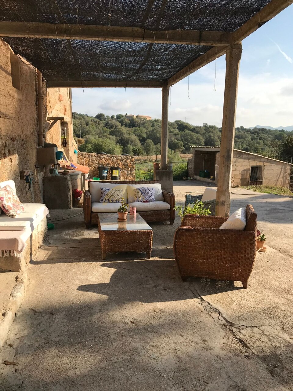 Überdachte Terrasse mit massiver Betonkonstruktion und panoramischem Landschaftsblick Überdachte Terrasse mit massiver Betonkonstruktion und panoramischem Landschaftsblick