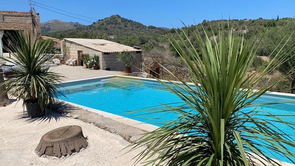 Erfrischender Pool mit großzügiger Freifläche und Poolhaus Erfrischender Pool mit großzügiger Freifläche und Poolhaus