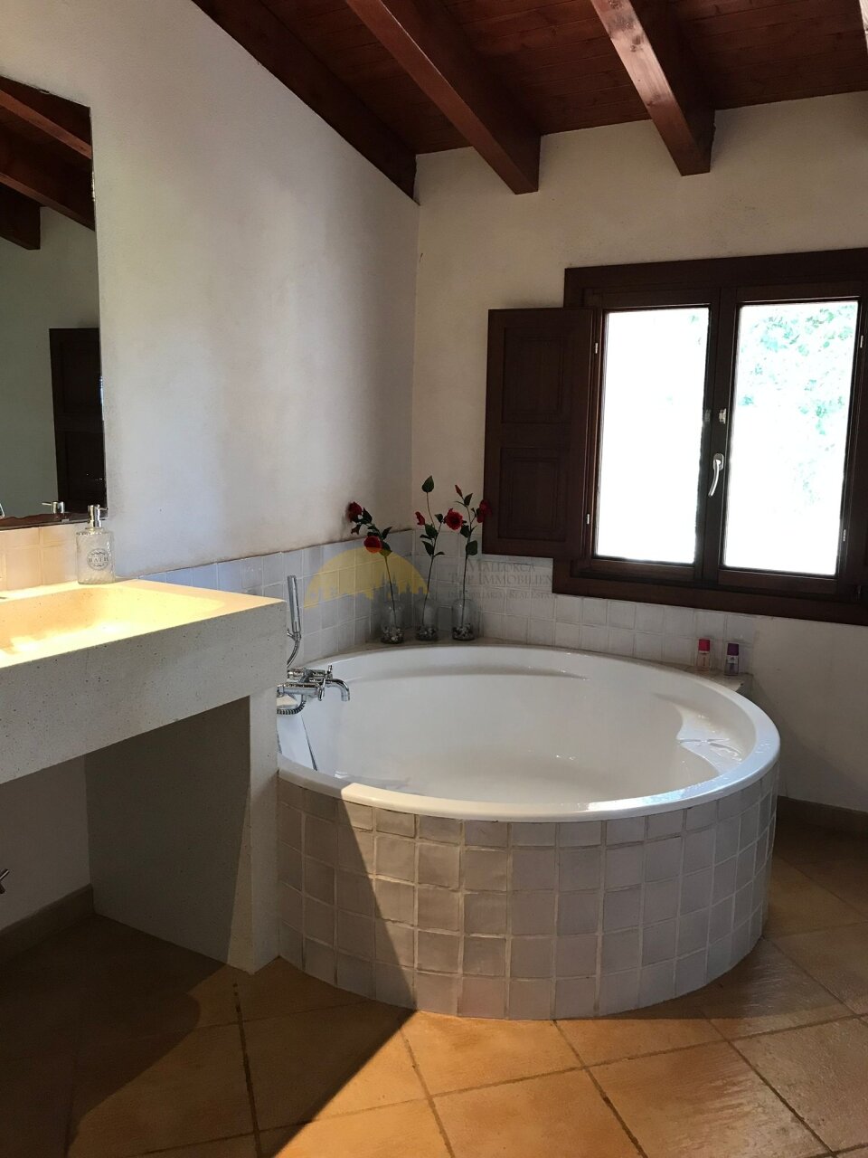 Luxuriöses Badezimmer mit freistehender Wanne, breitem Waschtisch und Panoramafenstern Luxuriöses Badezimmer mit freistehender Wanne, breitem Waschtisch und Panoramafenstern