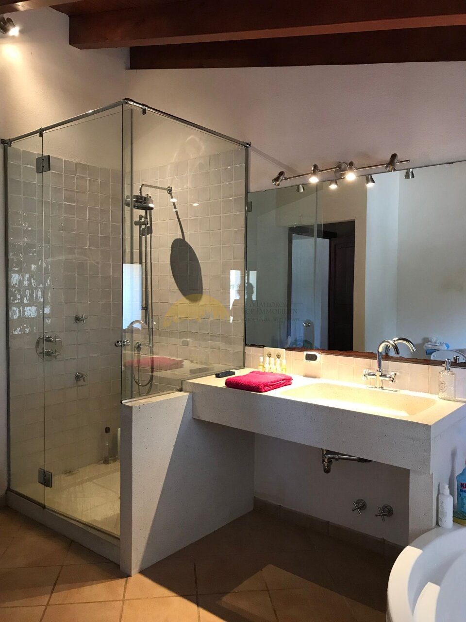 Modernes Badezimmer mit begehbarer Dusche, Doppelwaschtisch und großflächigem Spiegel Modernes Badezimmer mit begehbarer Dusche, Doppelwaschtisch und großflächigem Spiegel