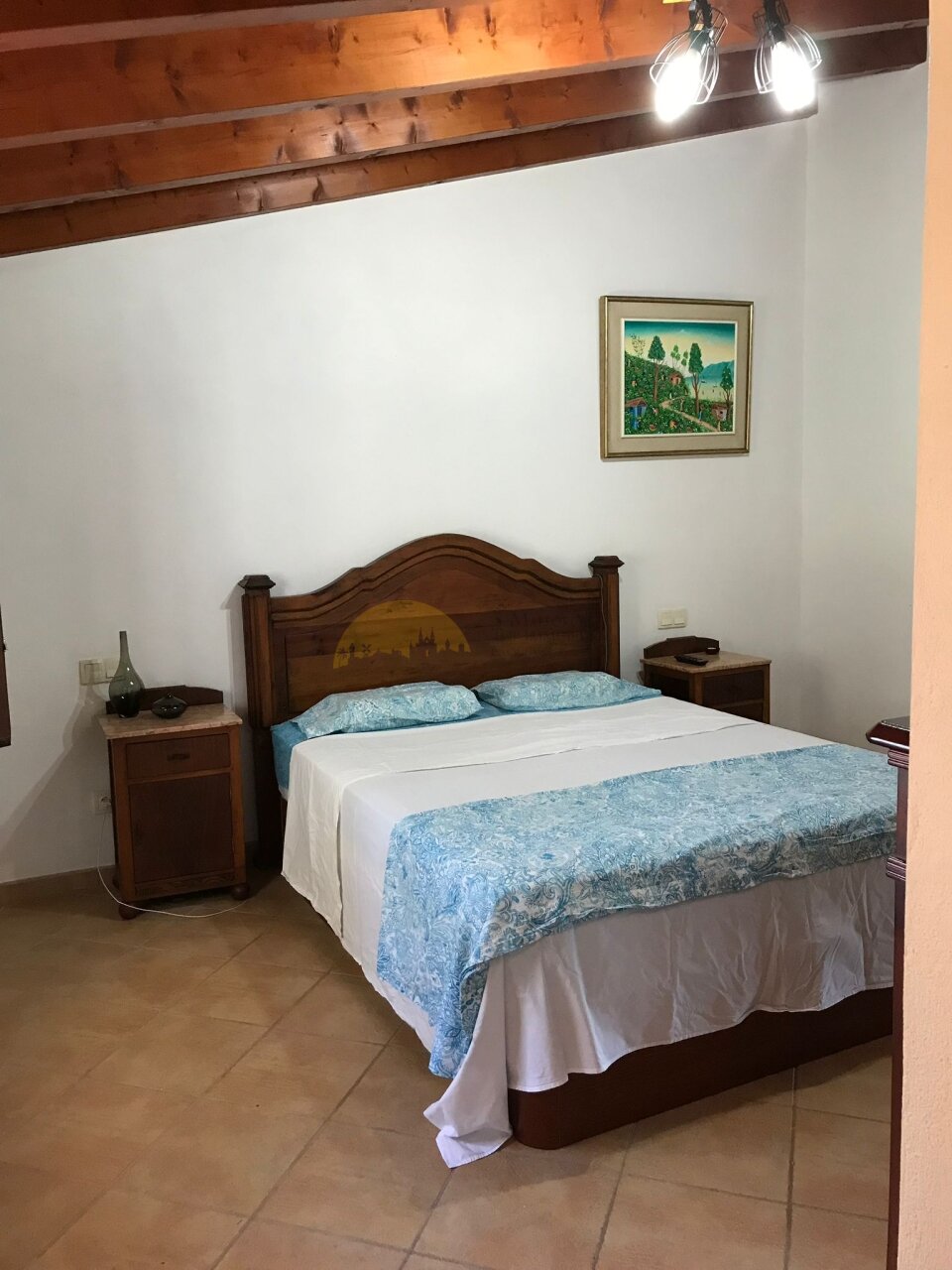 Schlafzimmer mit charaktervoller Holzbalkendecke und komfortabler Raumhöhe Schlafzimmer mit charaktervoller Holzbalkendecke und komfortabler Raumhöhe