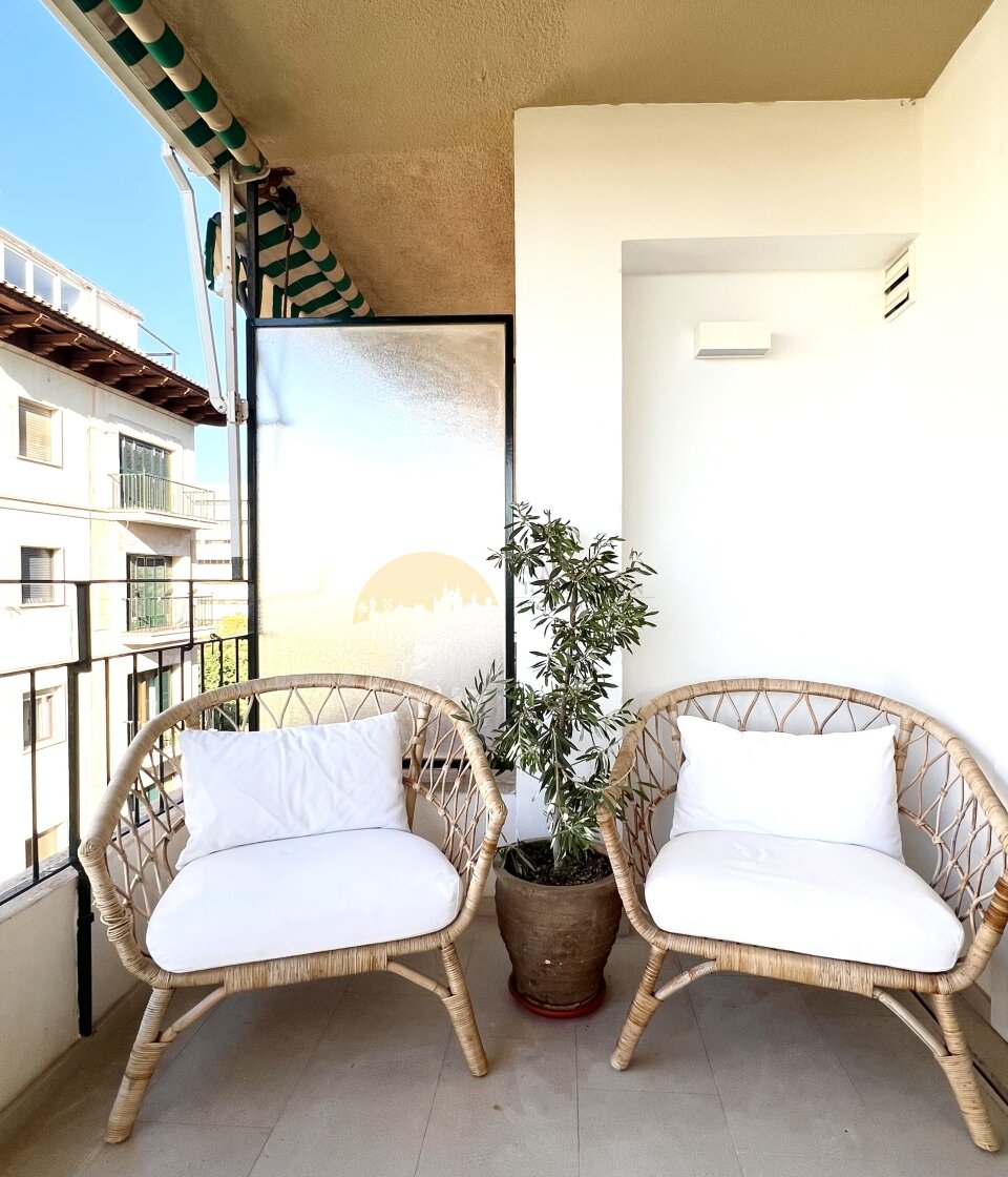 Sonnige Loggia mit Sonnenschutzanlage und Blick auf die Nachbarschaft