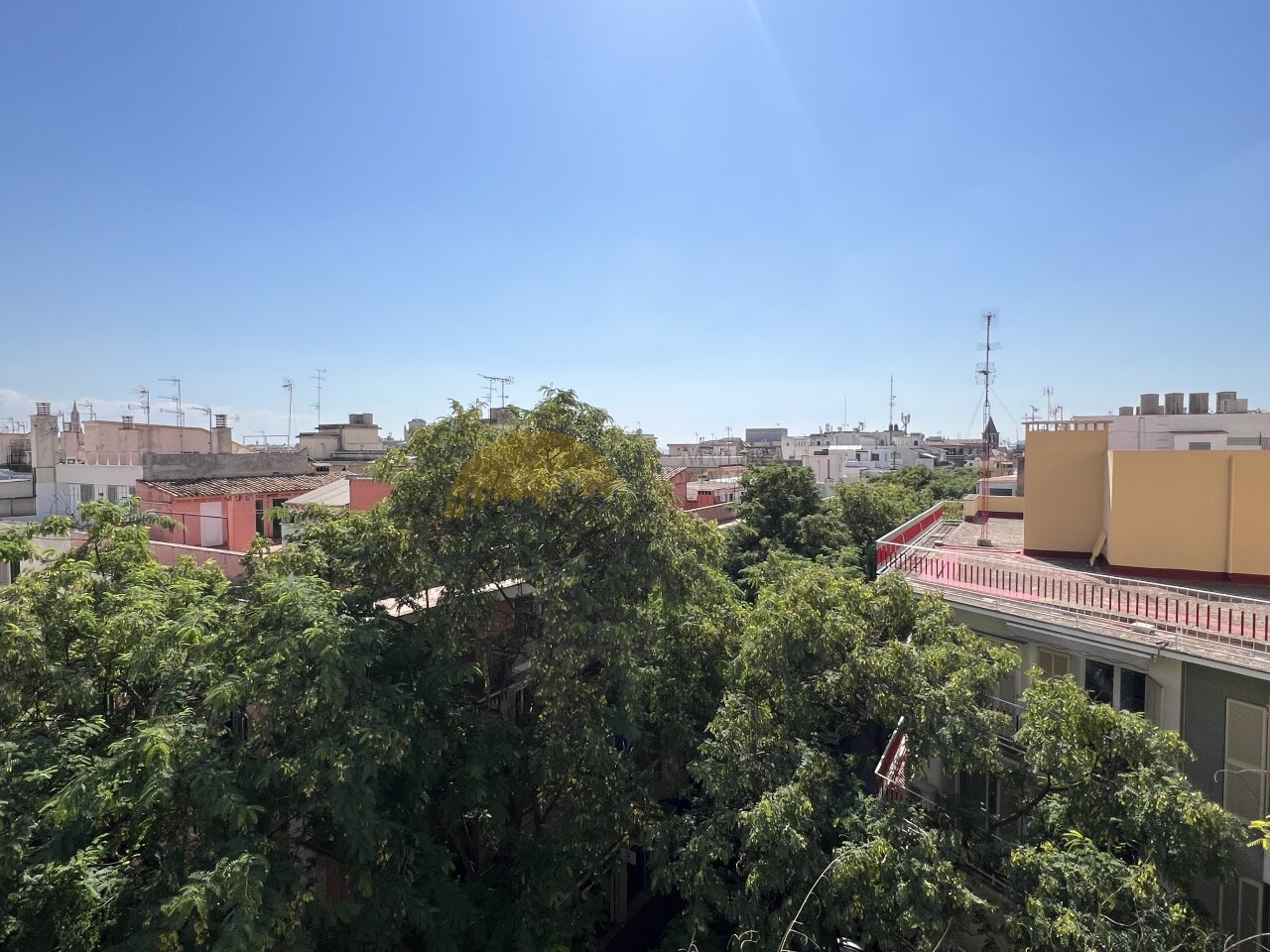 Weitläufiger Panoramablick über die Stadtsilhouette vom privaten Balkon