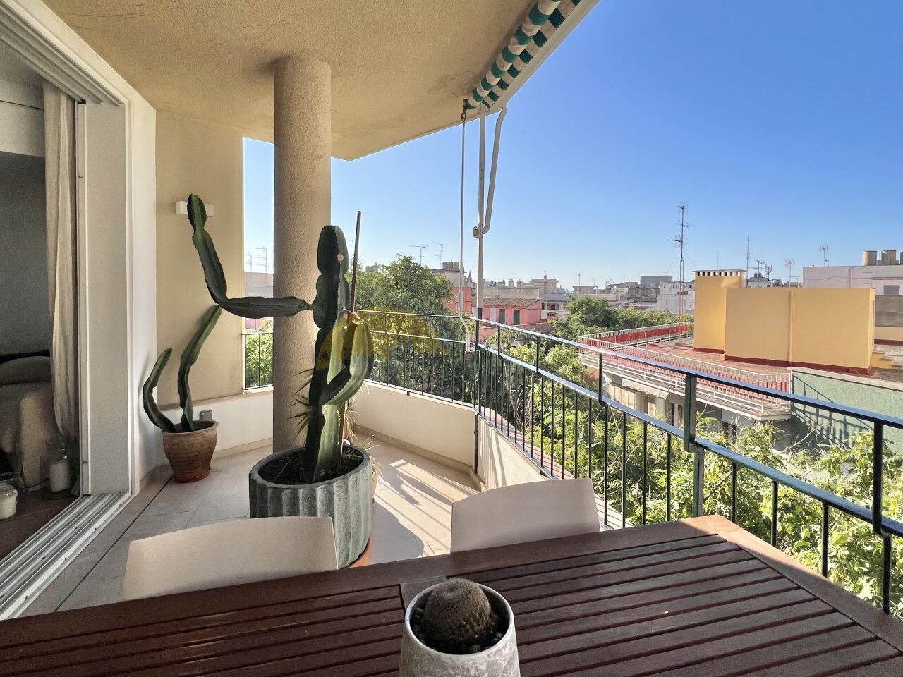 Terrassenbereiche mit Sonnenschutz und Panoramablick über die Stadt