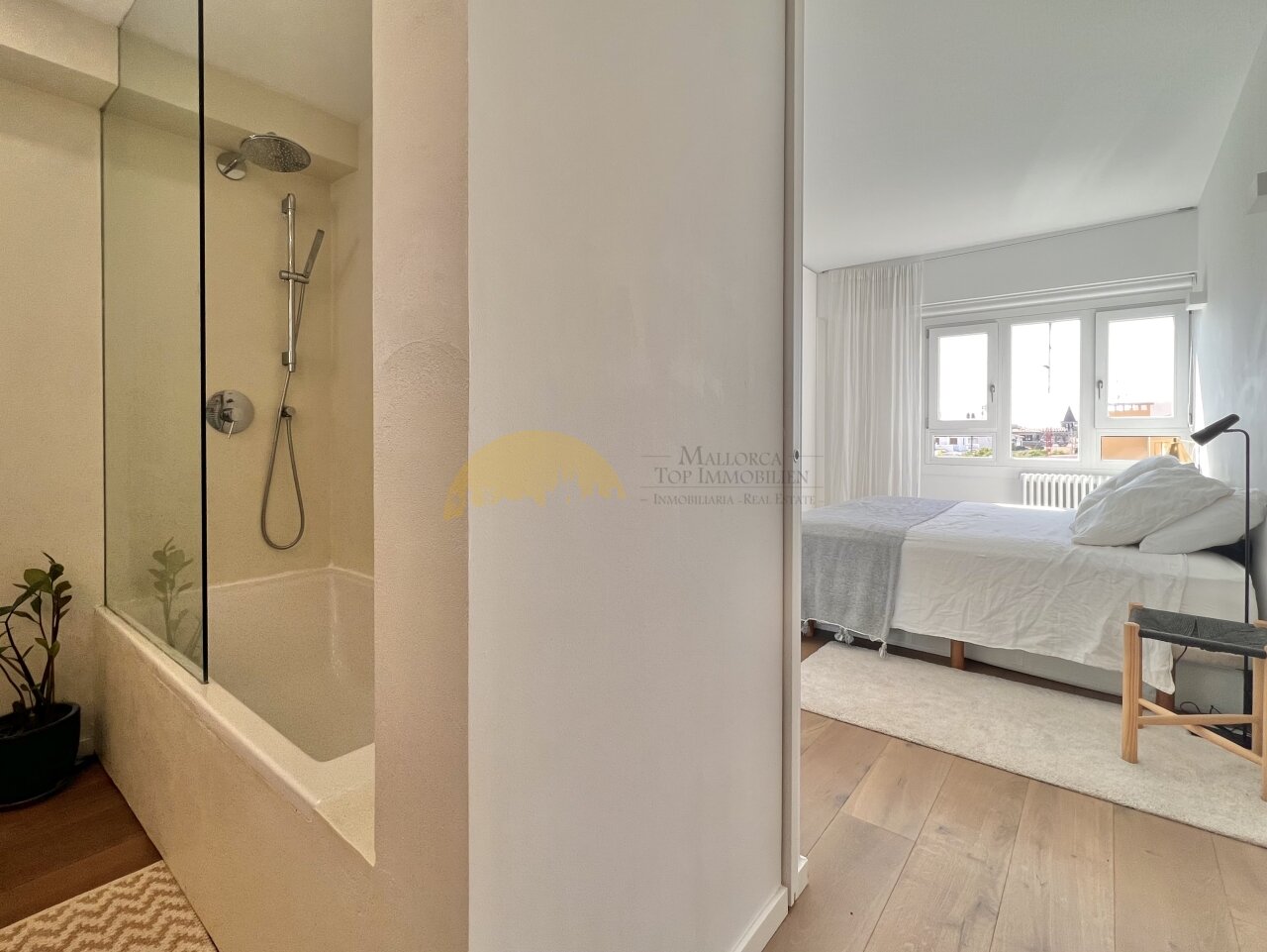 Ensuite-Bad mit ebenerdiger Dusche und hochwertiger Ausstattung