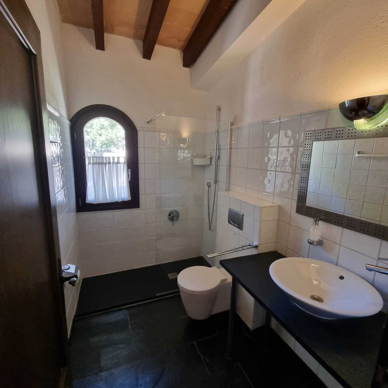 Elegantes Badezimmer mit begehbarer Dusche, Doppelwaschbecken und charaktervollem Sprossenfenster Elegantes Badezimmer mit begehbarer Dusche, Doppelwaschbecken und charaktervollem Sprossenfenster