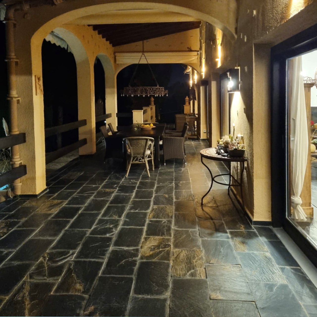 Elegante Terrassenloggia mit charaktervollen Rundbogenarkaden und hochwertigen Natursteinbelägen Elegante Terrassenloggia mit charaktervollen Rundbogenarkaden und hochwertigen Natursteinbelägen