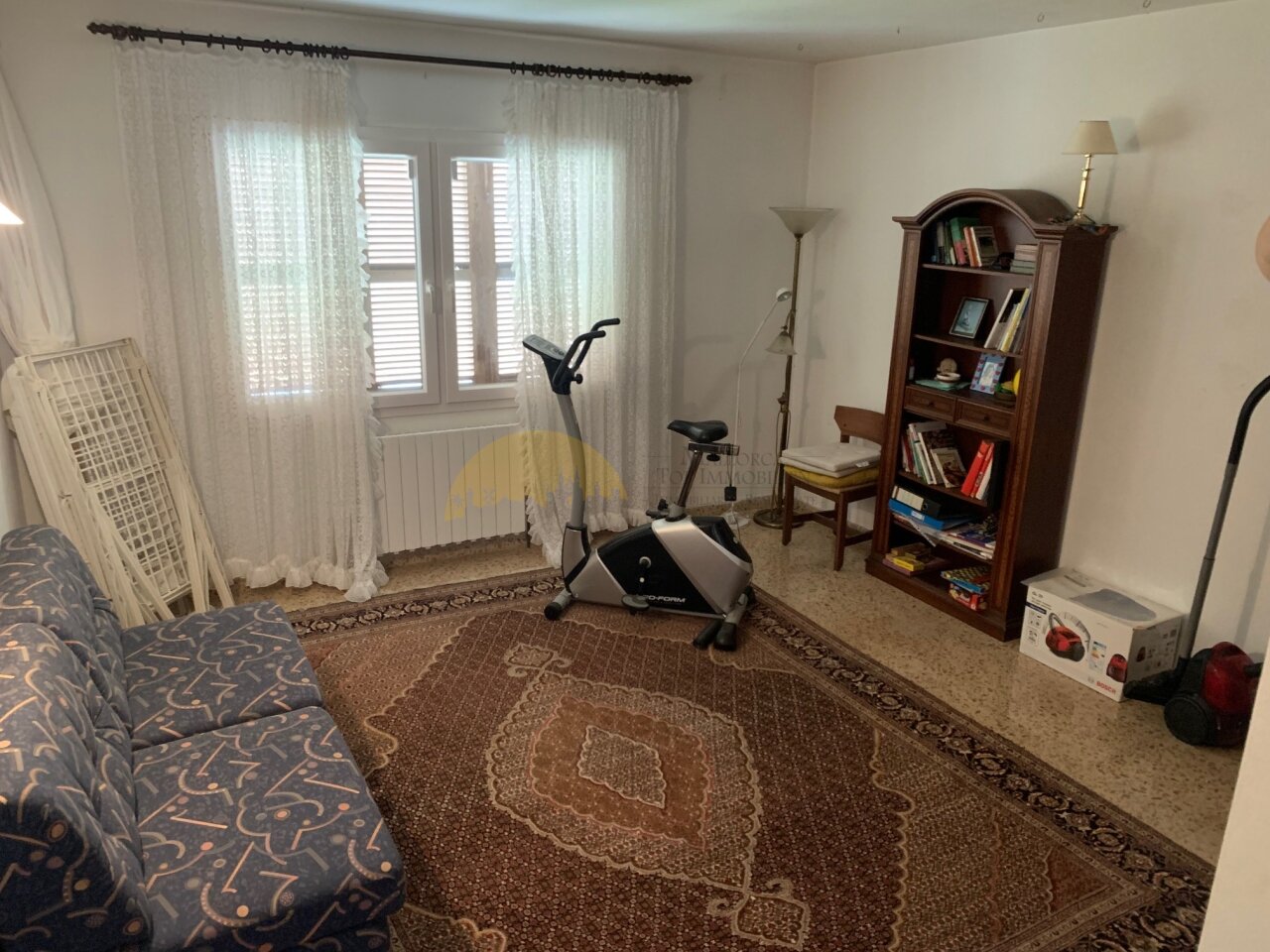 Multifunktionales Zimmer mit raumhohen Fenstern und optimaler Lichtzufuhr Multifunktionales Zimmer mit raumhohen Fenstern und optimaler Lichtzufuhr