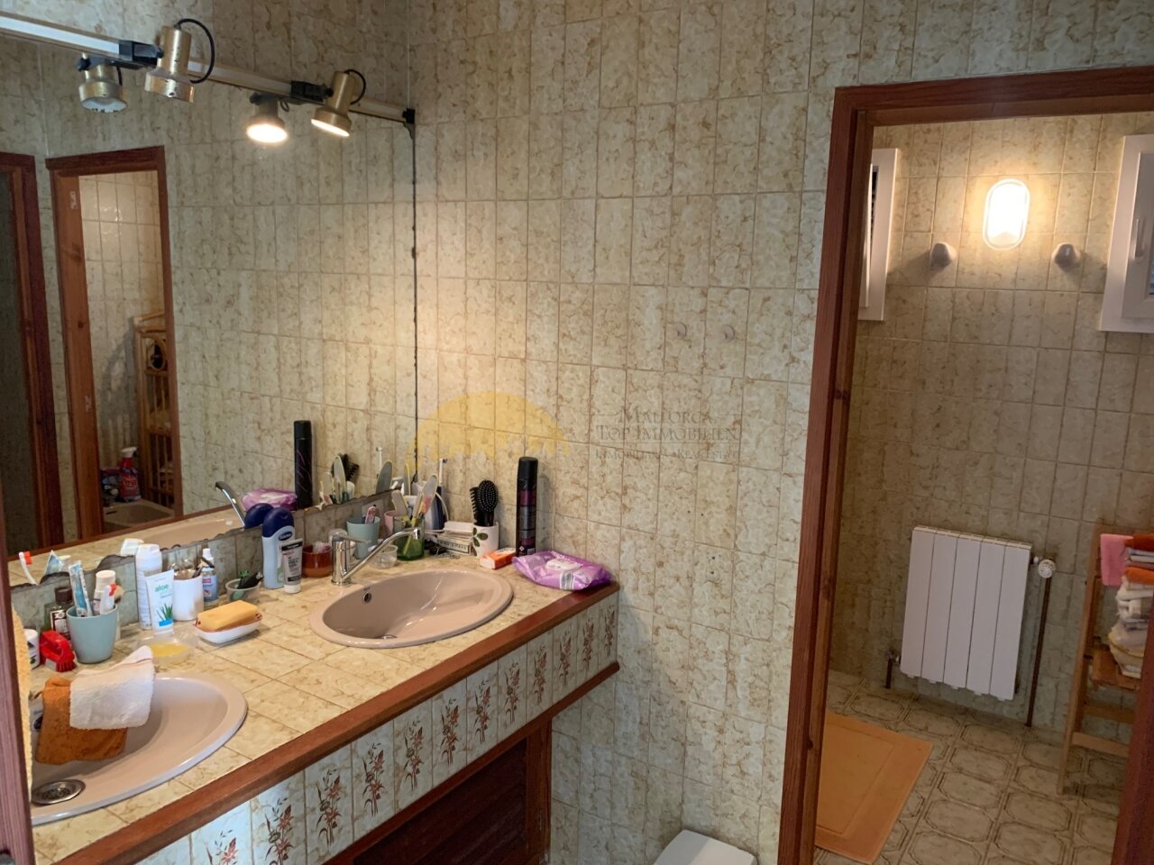 Modernes Badezimmer mit doppeltem Waschtisch und praktischer Ausstattung Modernes Badezimmer mit doppeltem Waschtisch und praktischer Ausstattung