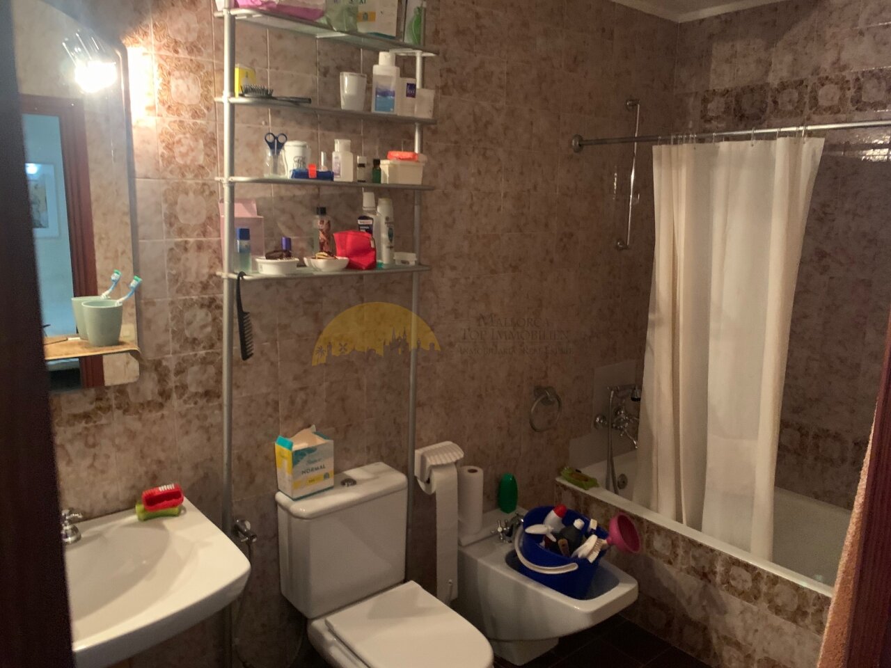 Funktionales Badezimmer mit praktischer Nasszelle und integriertem Stauraum Funktionales Badezimmer mit praktischer Nasszelle und integriertem Stauraum