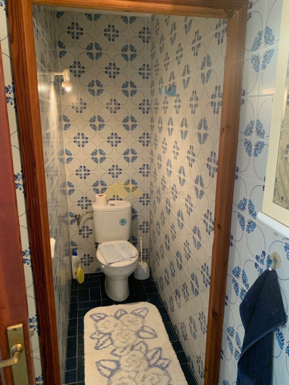 Gästetoilette mit hochwertig gefliester Wandgestaltung und praktischer Raumnutzung Gästetoilette mit hochwertig gefliester Wandgestaltung und praktischer Raumnutzung