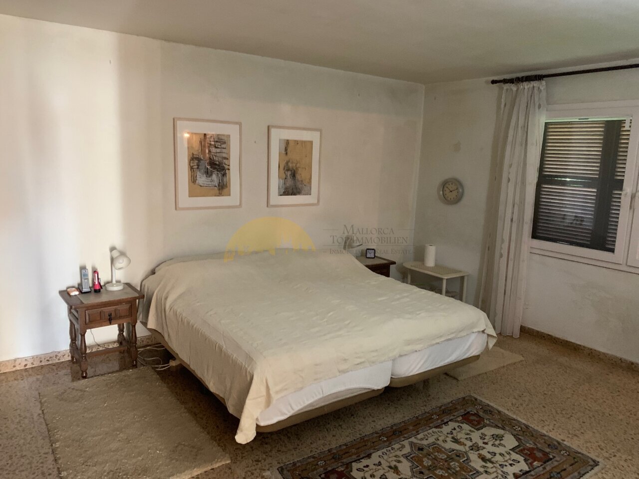 Helles Schlafzimmer mit raumhohem Fenster und direktem Terrassenzugang Helles Schlafzimmer mit raumhohem Fenster und direktem Terrassenzugang