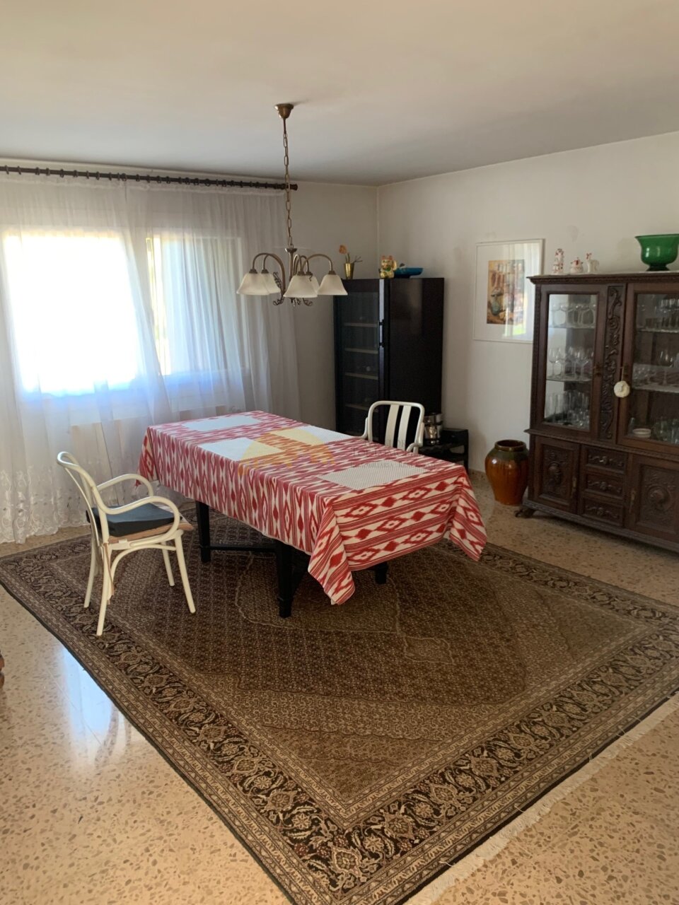 Speisezimmer mit großzügigen Lichtverhältnissen und eleganter Pendelleuchte Speisezimmer mit großzügigen Lichtverhältnissen und eleganter Pendelleuchte