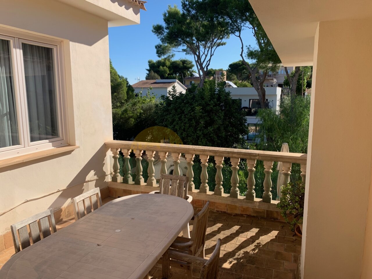 Elegante Terrasse mit klassischer Balustrade und Ausblick Elegante Terrasse mit klassischer Balustrade und Ausblick