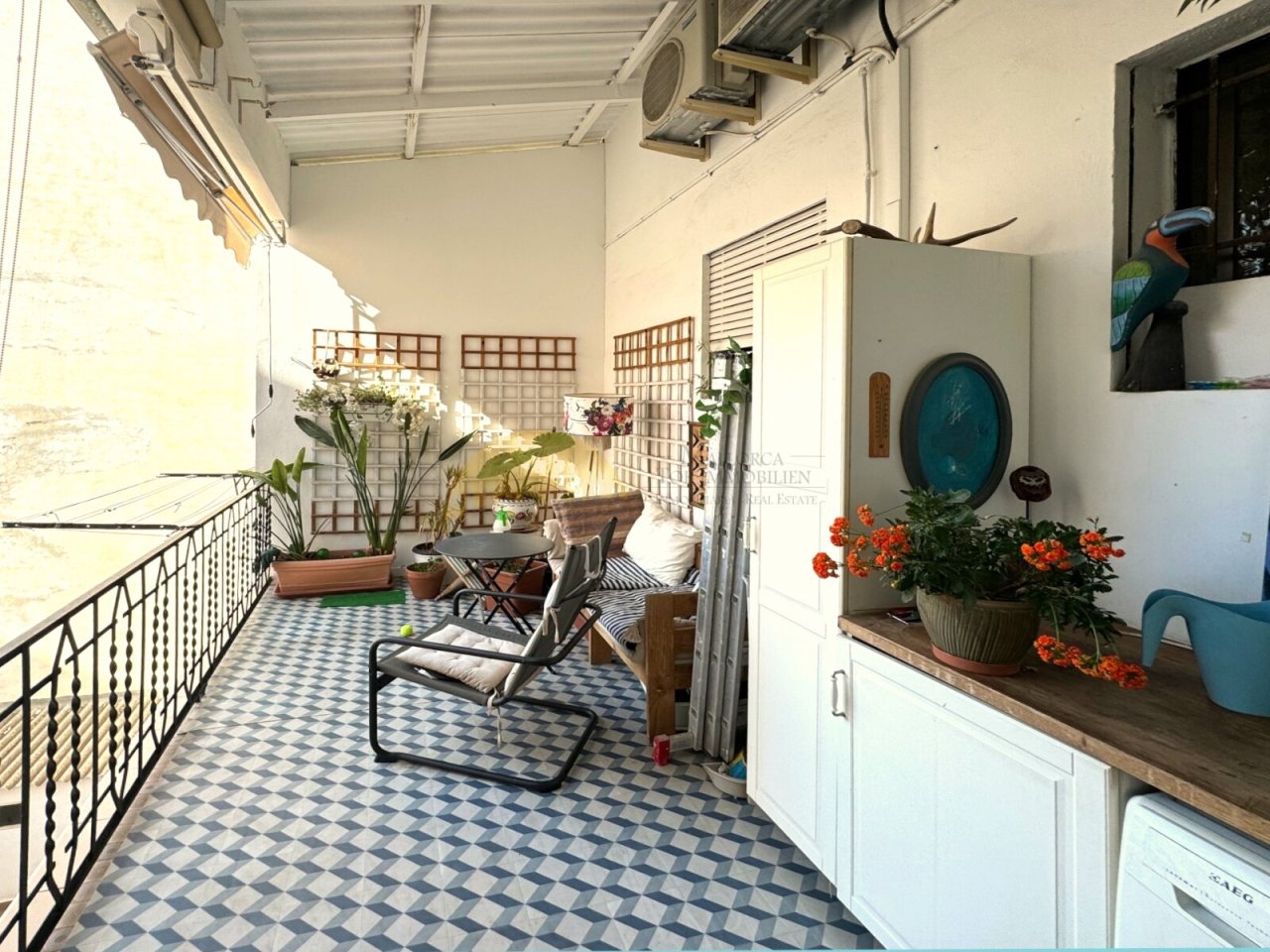 Überdachte Terrasse mit durchdachtem Zuschnitt und vielseitigen Nutzungsmöglichkeiten