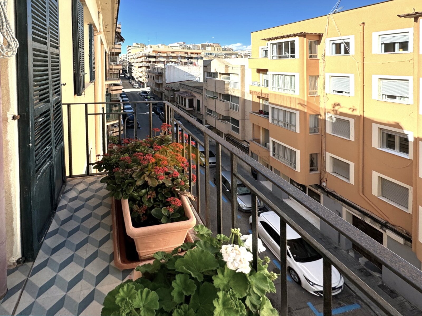 Balkon mit freiem Blick über die Stadt und praktischer Grundfläche