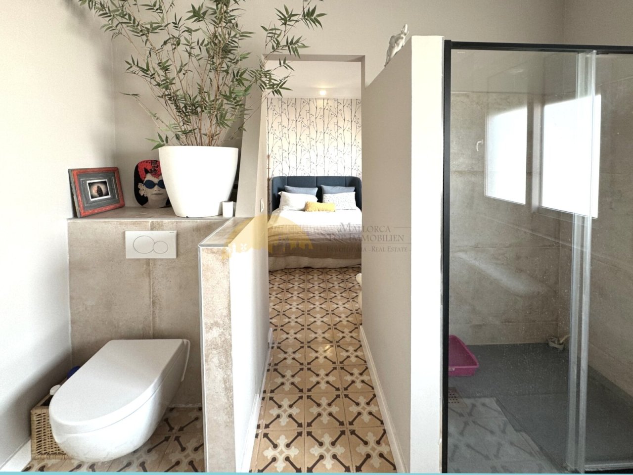 Modernes Badezimmer mit begehbarer Dusche und intelligenter Raumaufteilung
