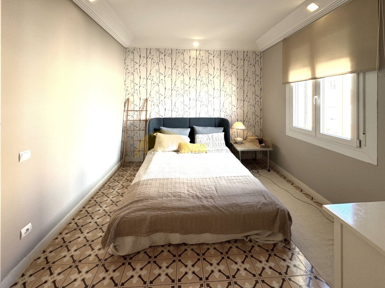 Helles Schlafzimmer mit großflächigen Fenstern und durchdachtem Raumzuschnitt