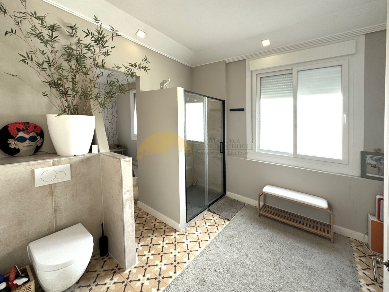Modernes Badezimmer mit Walk-In-Dusche und großflächigen Fensterfront