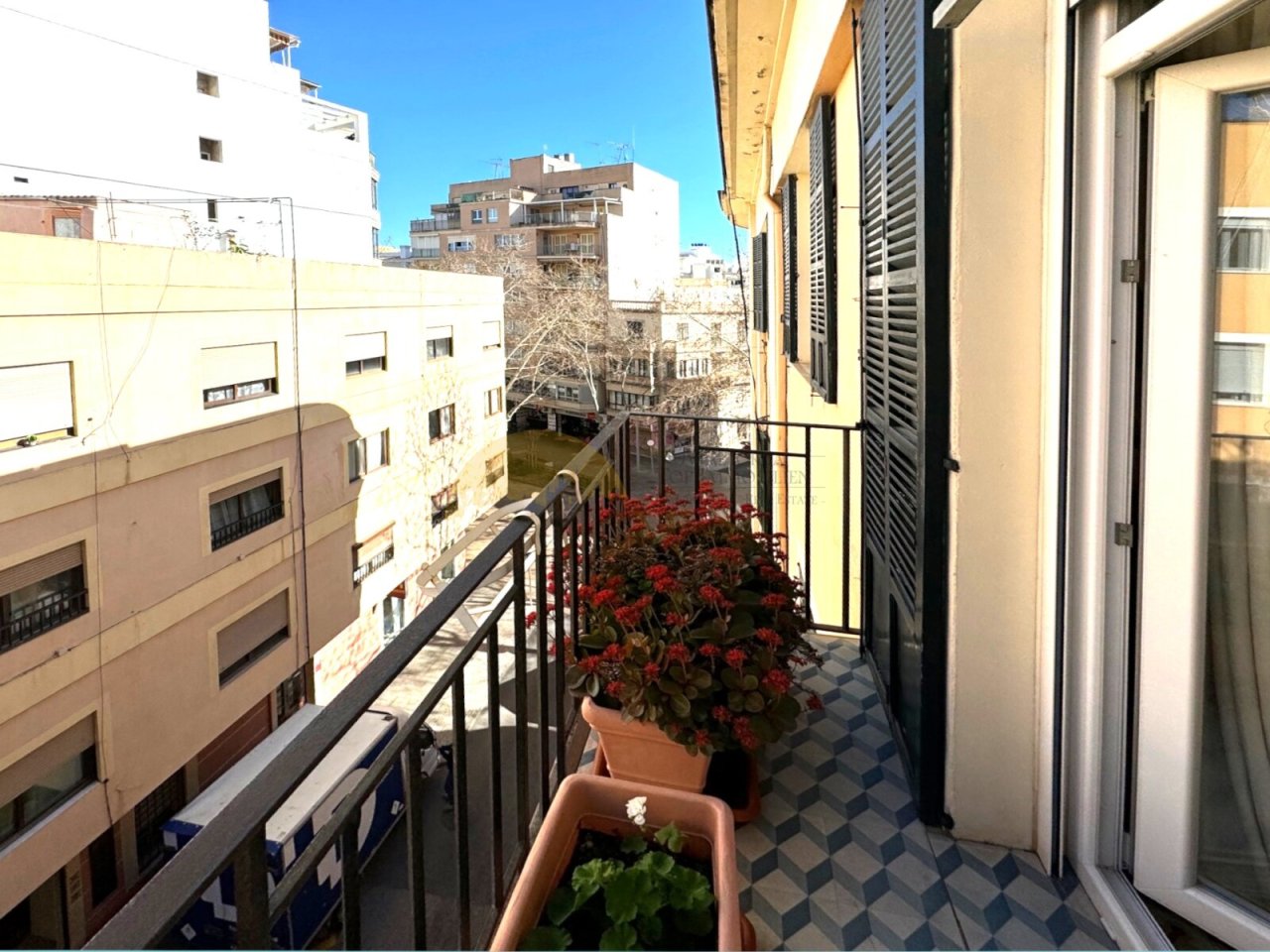 Balkon mit Blick auf den Fluss und urbanes Flair
