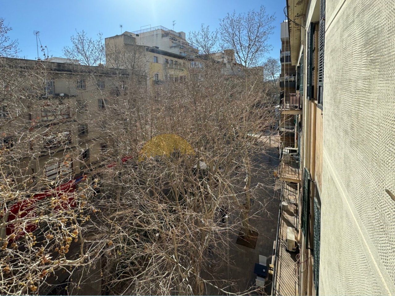 Balkon mit Innenhofblick und ruhiger Lage