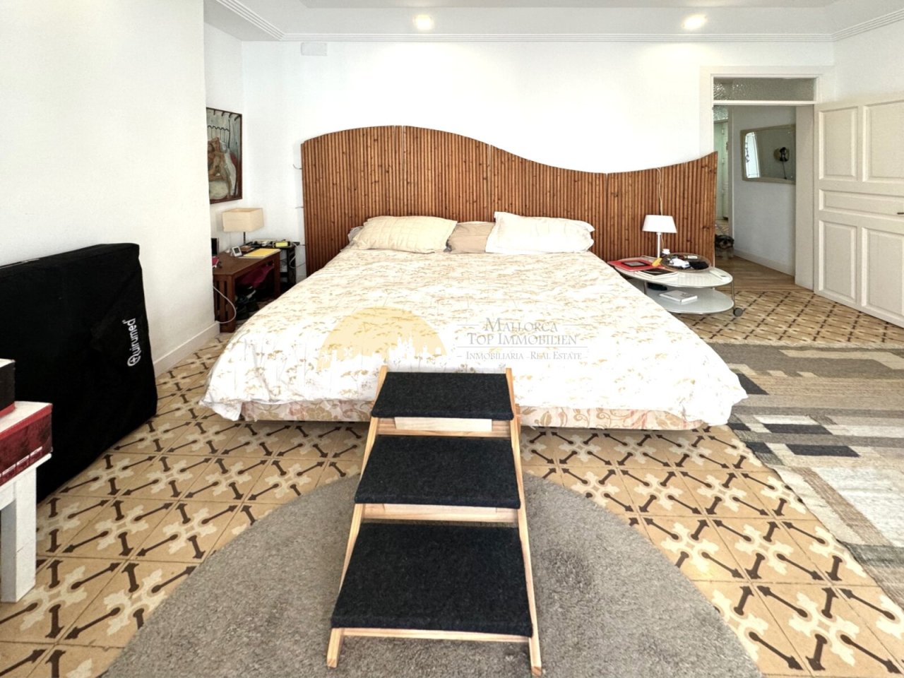 Komfortables Hauptschlafzimmer mit begehbarem Ankleidezimmer und En-Suite-Bad