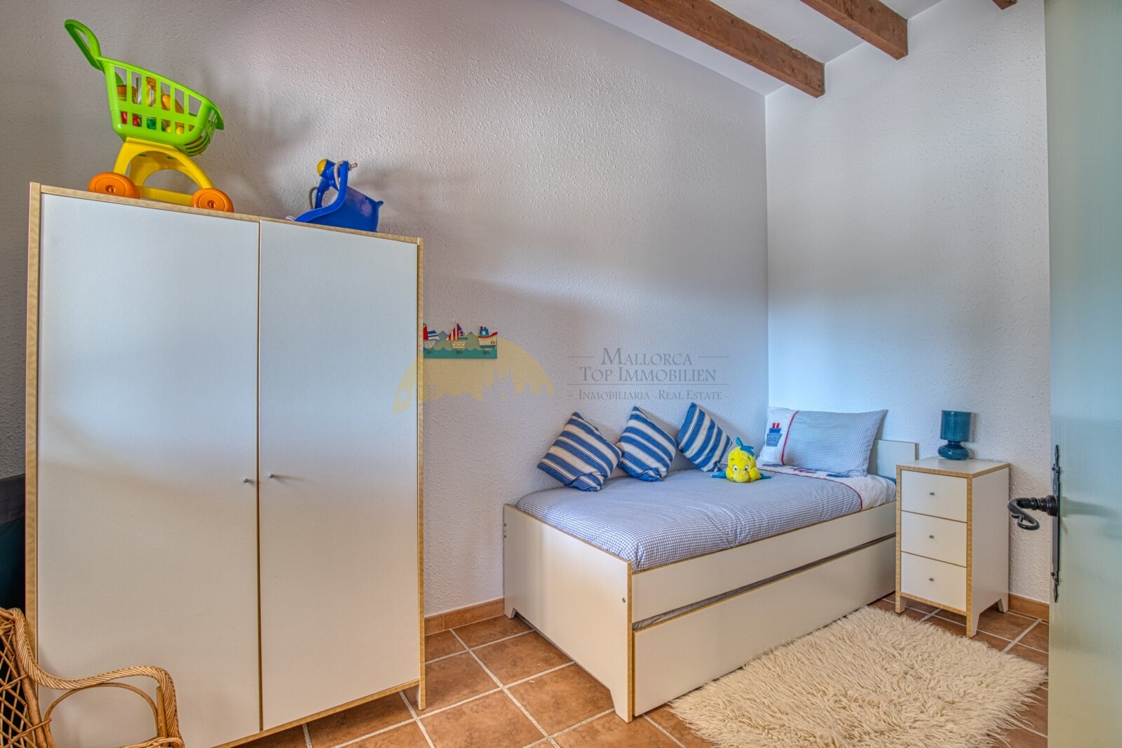 Kinderzimmer mit praktischer Schrankanlage und funktionaler Raumnutzung