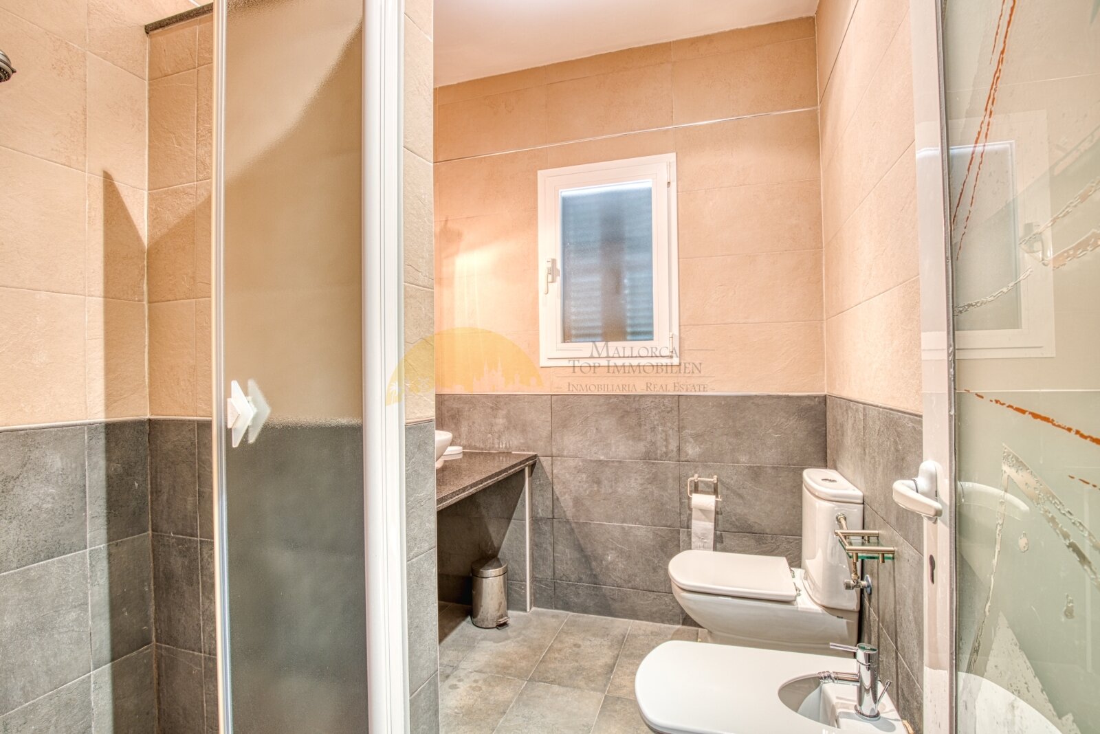 Modernes Badezimmer mit ebenerdiger Dusche und praktischer Doppelwaschanlage