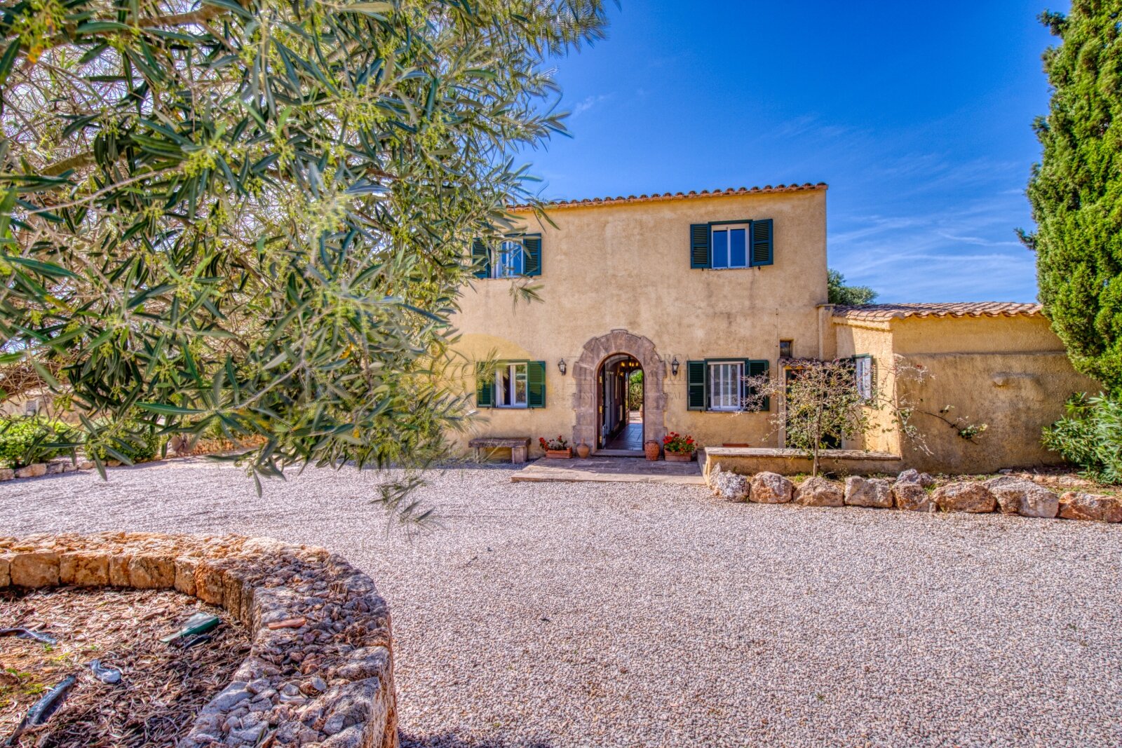 Authentisches Landhaus mit großflächigem Vorplatz und mediterranem Charakter