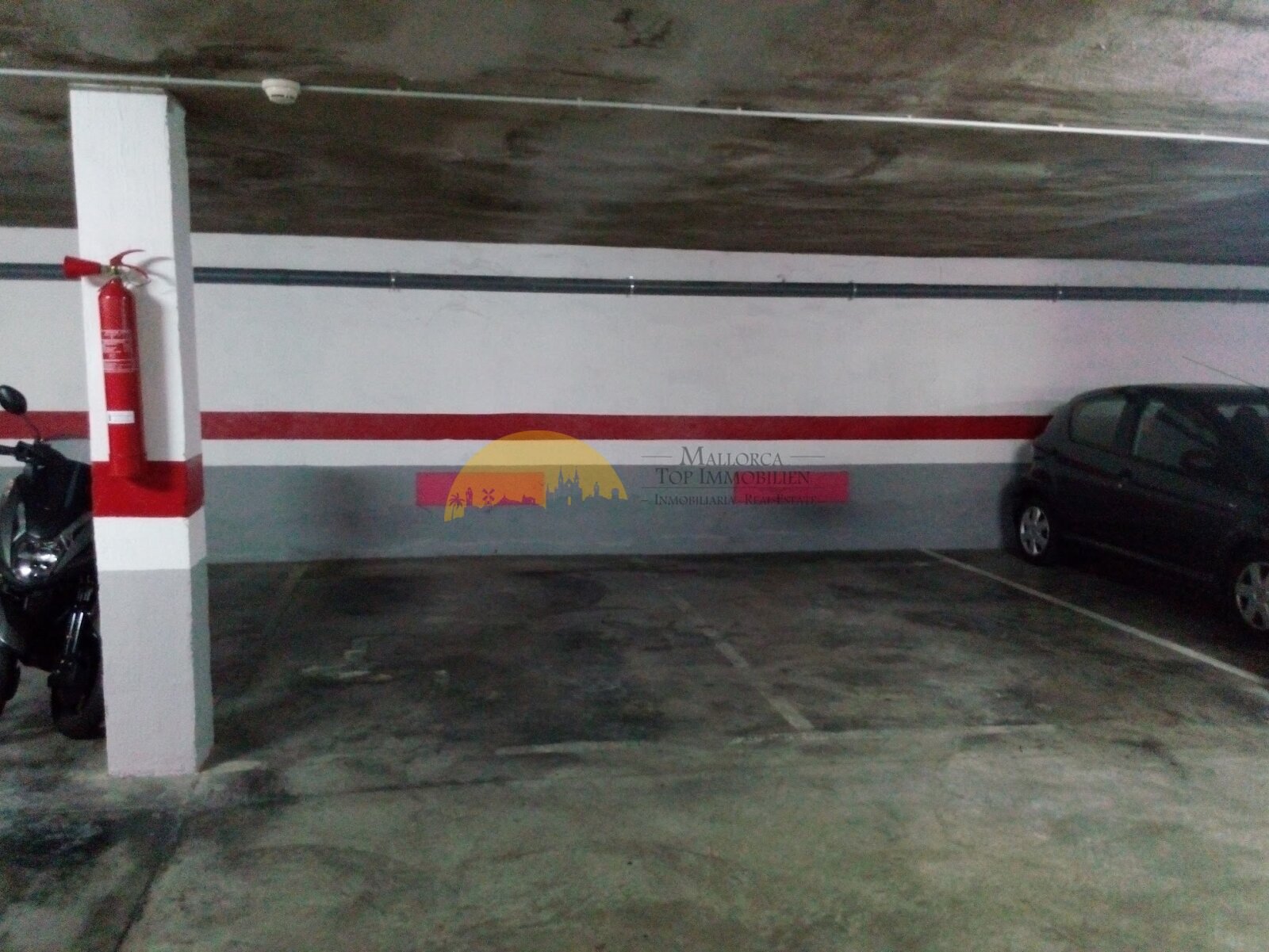 Sichere Tiefgarage mit strukturierter Stellplatzanlage und moderner Infrastruktur Sichere Tiefgarage mit strukturierter Stellplatzanlage und moderner Infrastruktur