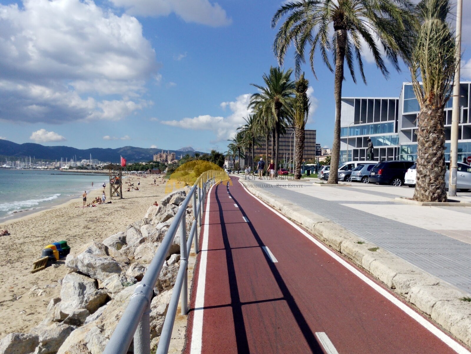 Strandpromenade mit direktem Zugang zum Meer und modernem Wegekonzept Strandpromenade mit direktem Zugang zum Meer und modernem Wegekonzept