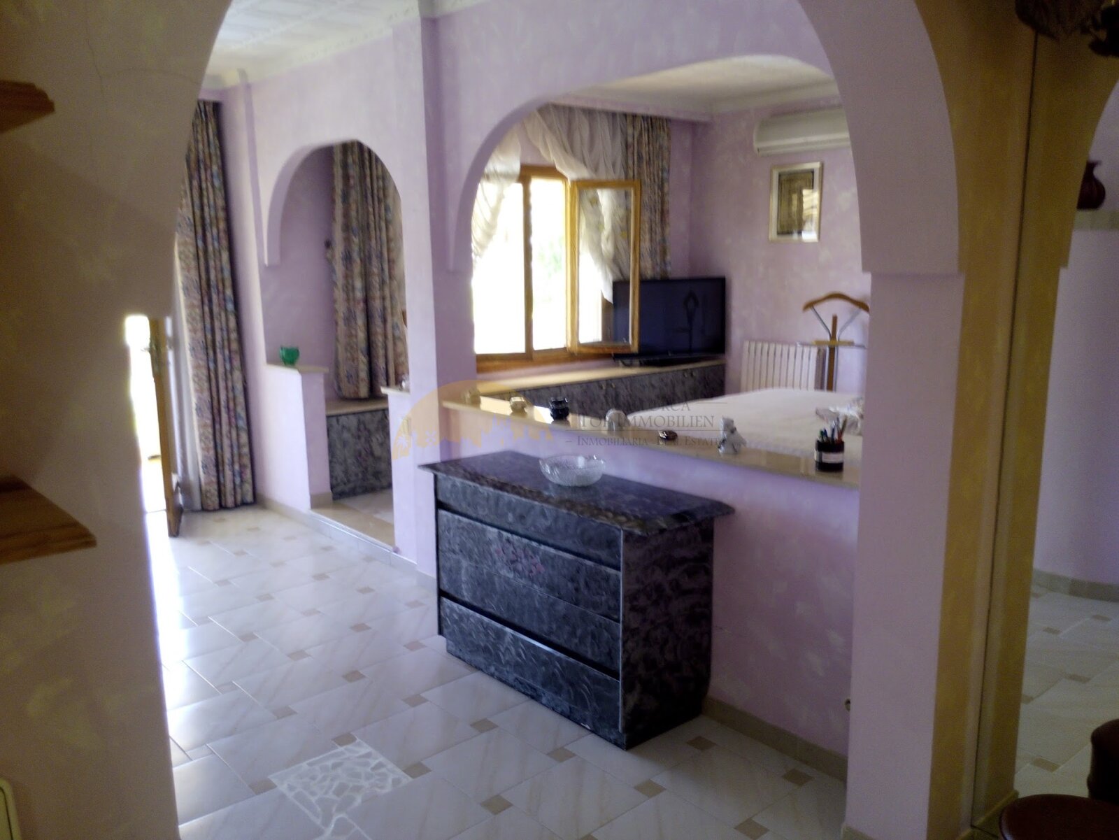 Luxuriöses Badezimmer mit begehbarem Ankleidebreich und eleganten Spiegelelementen Luxuriöses Badezimmer mit begehbarem Ankleidebreich und eleganten Spiegelelementen