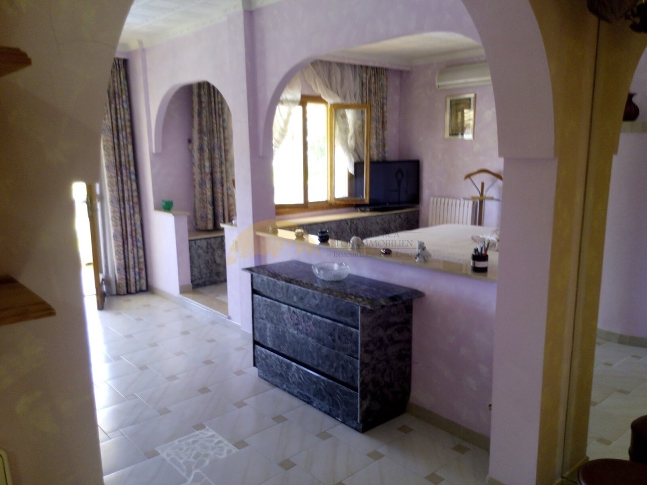 Luxuriöses Badezimmer mit begehbarem Ankleidebreich und eleganten Spiegelelementen Luxuriöses Badezimmer mit begehbarem Ankleidebreich und eleganten Spiegelelementen