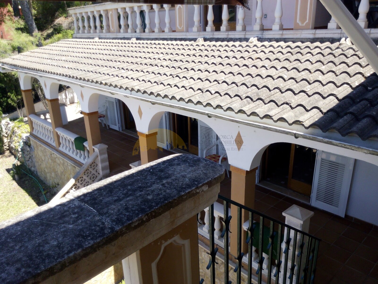 Klassische Architektur mit charaktervollem Ziegeldach und eleganten Säulenelementen Klassische Architektur mit charaktervollem Ziegeldach und eleganten Säulenelementen